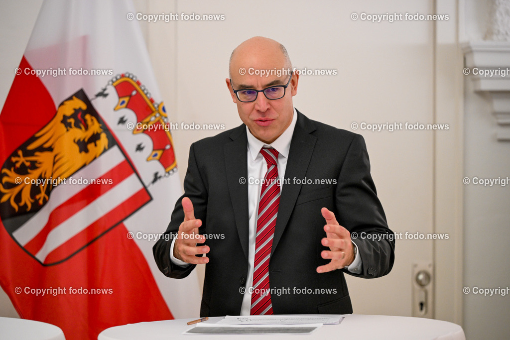 Pressekonferenz Land Ooe_ Stabilitaet der Lieferketten im Fokus_ 22.01.2024-38 | 22.01.2024, Linz, AUT, Pressekonferenz Land Ooe, Stabilitaet der Lieferketten im Fokus – aktuelle Analysen und Forschungsergebnisse und kuenftige Schwerpunkte im Bild Gabriel Felbermayr (Direktor Oesterreichisches Institut fuer Wirtschaftsforschung (WIFO) und Vizepraesident Supply Chain Intelligence Institute Austria (ASCII))