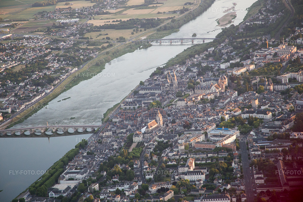 Aerial view: View of the town in Blois in the state Loir et Cher, France. – Photo: IMG_081335.jpg taken on 06/19/2015 by Werner Riehm/FLY-FOTO.com – Resolution of the original: 5472 x 3648 px