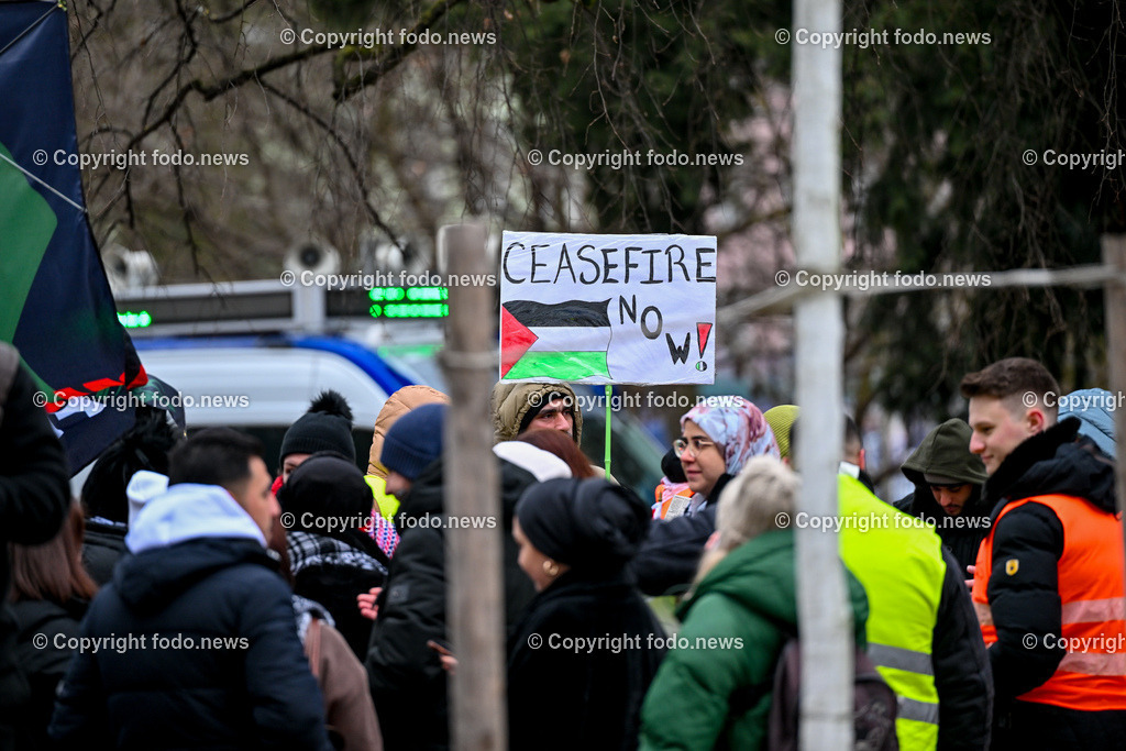 Demonstration Paleastina in Linz_ Pro Gaza_ 14.01.2024-2 | 14.01.2024, Linz, AUT, Demonstration, im Bild Palästina, Palaestina, Gaza, Demoteilnehmer, Teilnehmer, Kundgebung, Plakate, Fahnen, Polizei, Beamte, Polizeifahrzeuge, Einsatzkraefte, Israel, Krieg, Hamas, Geisel, Freiheit, Frieden