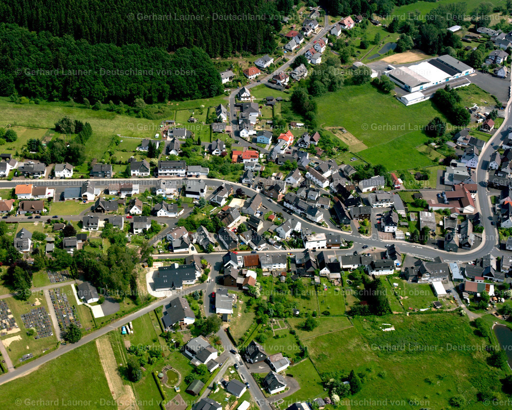 2611020 | MANDELN 06.09.2006 Wohngebiet einer Einfamilienhaus- Siedlung  in Mandeln im Bundesland Hessen, Deutschland // Single-family residential area of settlement  in Mandeln in the state Hesse, Germany Foto: Gerhard Launer