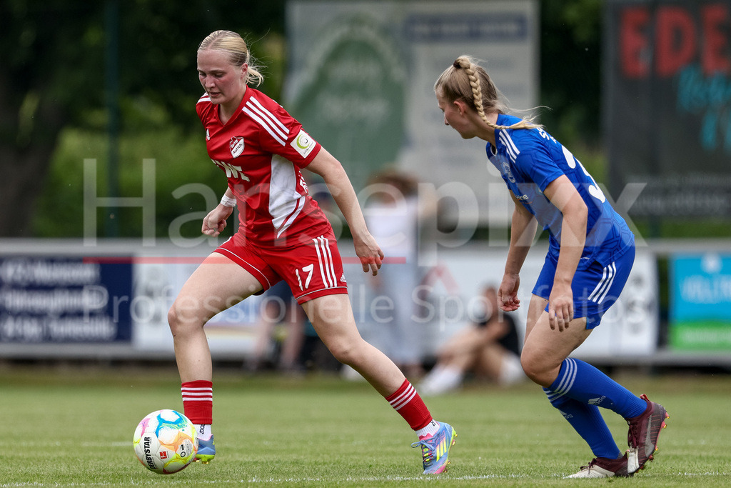 Fussball, Aufstiegsspiel Regionalliga Nord Frauen, SpVg Aurich - SSC Hagen Ahrensburg | v.li.: Teresa Frizberg (SpVg Aurich, 17) und Rieke Ehlers (SSC Hagen Ahrensburg, 30) im Zweikampf, Duell, Dynamik, Aktion, Action, Spielszene