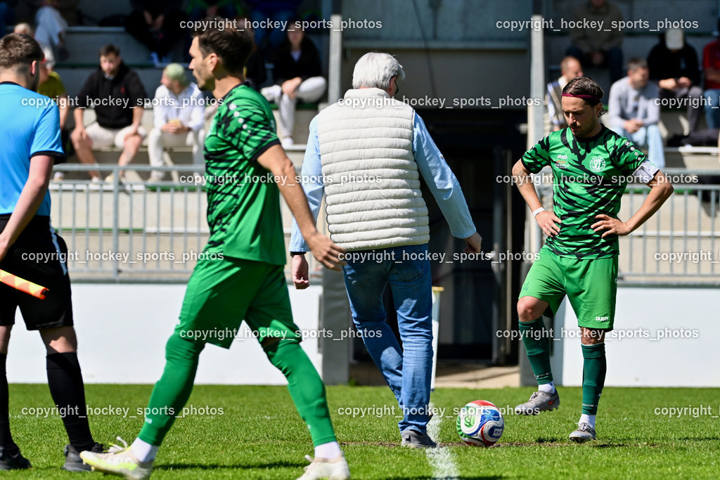 SC Landskron vs. SV Falle Maria Gail | Villacher Gemeinderat Christian Struger, Ballspende, #14 Daniel Arneitz SC Landskron, SC Landskron vs. SV Falle Maria Gail, SC Landskron vs. SV Falle Maria Gail am 17.05.2026 in Villach (Sportanlage Landskron), Austria, (Photo by Bernd Stefan)