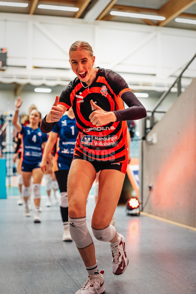 Volleyball | Frauen | Saison 2025/2026 | Volleyball Bundesliga | ETV Hamburger Volksbank Volleys vs. Dresdner SC | 15.11.2025 | Anna Hartig (#5, ETV Hamburger Volksbank Volleys) auf dem Weg in die Kabine