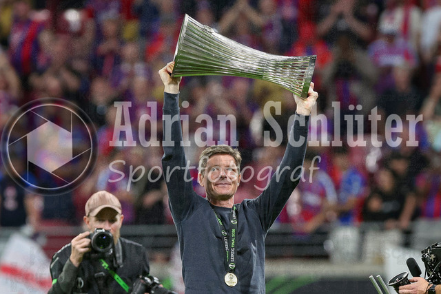 27.05.2026, EUR, Fussball, Herren, Conference League Finale, Saison 2025/2026, Crytsal Palace F.C. - Rayo Vallecano de Madrid | Oliver Glasner (Crystal Palace, Trainer) hält den Conference League Pokal