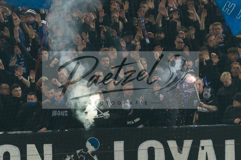 HSVSCF20220419_380 | Fussball, Herren: . Fans von Hamburger SV beim DFB-Pokal-Halbfinalspiel zwischen Hamburger SV und SC Freiburg im Volksparkstadion am 19.04.2022 in Hamburg, Deutschland.DFB / DFL REGULATIONS PROHIBIT ANY USE OF PHOTOGRAPHS AS IMAGE SEQUENCES AND/OR QUASI-VIDEO. - Realisiert mit Pictrs.com