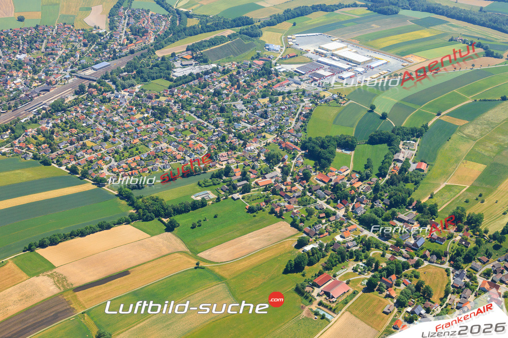 Die Luftaufnahme der Stadt Neuenmarkt wurde vom UL-Flugzeug heraus erstellt ( keine Drohne )- hohe Auflösung für beste Qualität