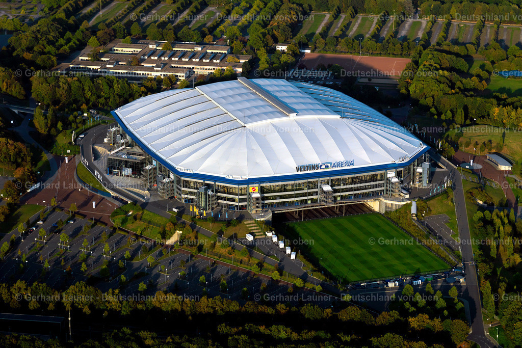 2993190 | Veltinsarena GelsenkirchenDie Veltins-Arena, ursprünglich und bei UEFA-Wettbewerben weiterhin Arena AufSchalke, ist ein Fußballstadion in der nordrhein-westfälischen Großstadt Gelsenkirchen. Es ist die Heimspielstätte des FC Schalke 04.