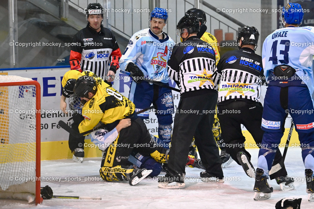 ESC Steindorf vs. EC Spittal Hornets 3.12.2022 | HOLZER Daniel, PIEBER Manuel, WUCHERER Gerald, Referees, #11 Toff Nico, #8 Komar Luca, #61 Friedrich Daniel, Faustkampf