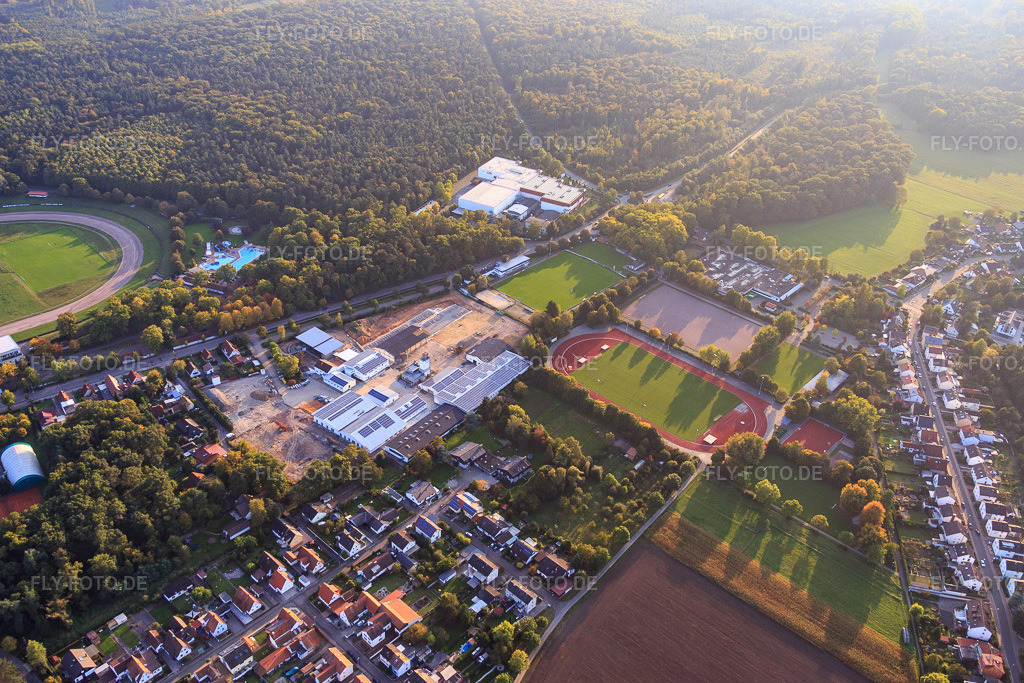 Luftbild: Industriegebiet Am Kleinwald aus Südosten mit Hubert Eichenlaub Transporte und Spedition GmbH und Zentrale Sportanlage in Herxheim bei Landau im Bundesland Rheinland-Pfalz in Deutschland. Foto: IMG_073915.jpg vom 03.10.2014 durch Werner Riehm/FLY-FOTO.deHubert Eichenlaub Transporte und Spedition GmbH