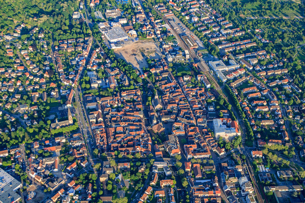 Luftbild: historische Altstadt beidseits der Alb mit Schloss, Rathausturm, St. Martinskirche, Herz Jesu Kirche und Johanneskirche in Ettlingen im Bundesland Baden-Württemberg in Deutschland. Foto: IMG_57406.jpg vom 06.06.2013 durch Werner Riehm/FLY-FOTO.deAuflösung des Originals: 4752 x 3168 pxWWW.ETTLINGEN.DE