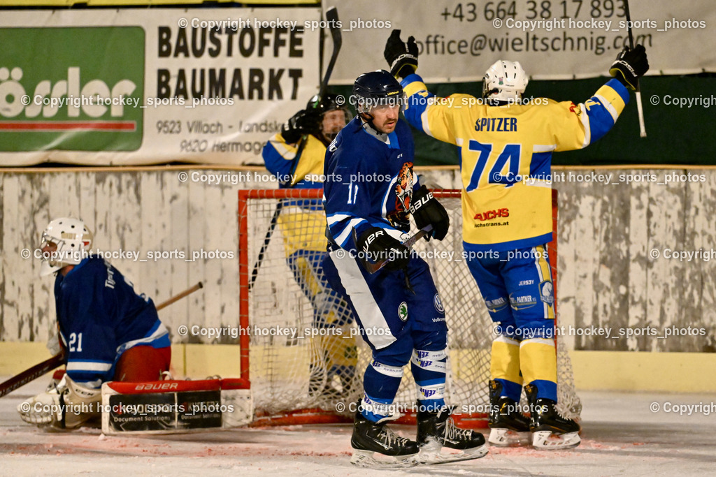 ELV Zauchen vs. EC Tigers Paternion  | Jubel ELV Zauchen Mannschaft, #21 Lesacher Jürgen EC Tigers Paternion, #74 Spitzer Patrick ELV Zauchen, #18 Kampitsch Andreas EC Tigers Paternion, ELV Zauchen vs. EC Tigers Paternion , ELV Zauchen vs. EC Tigers Paternion  am 02.01.2025 in Eisoval Zauchen (Stadthalle Villach), Austria, (Photo by Bernd Stefan)