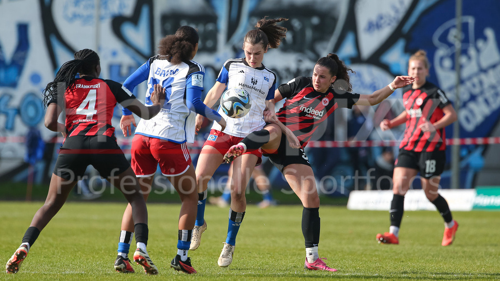 Fussball, 2. Frauen-Bundesliga, Hamburger SV - Eintracht Frankfurt II | v.li.: Pauline Machtens (Hamburger SV, 28) und Elena Mühlemann (Eintracht Frankfurt II, 34) im Zweikampf, Duell, Dynamik, Aktion, Action, Spielszene, DIE DFB-RICHTLINIEN UNTERSAGEN JEGLICHE NUTZUNG VON FOTOS ALS SEQUENZBILDER UND/ODER VIDEOÄHNLICHE FOTOSTRECKEN. DFB REGULATIONS PROHIBIT ANY USE OF PHOTOGRAPHS AS IMAGE SEQUENCES AND/OR QUASI-VIDEO.