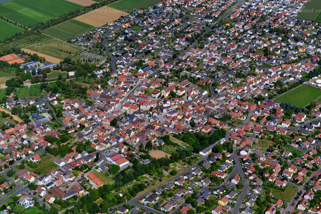 3650213 | KüRNACH 31.08.2016 Stadtgebiet mit Außenbezirken und Innenstadtbereich am Rand von landwirtschaftlichen Feldern und Ackerflächen in Kürnach im Bundesland Bayern, Deutschland // Urban area with outskirts and inner city area on the edge of agricultural fields and arable land in Kürnach in the state Bavaria, Germany Foto: Gerhard Launer