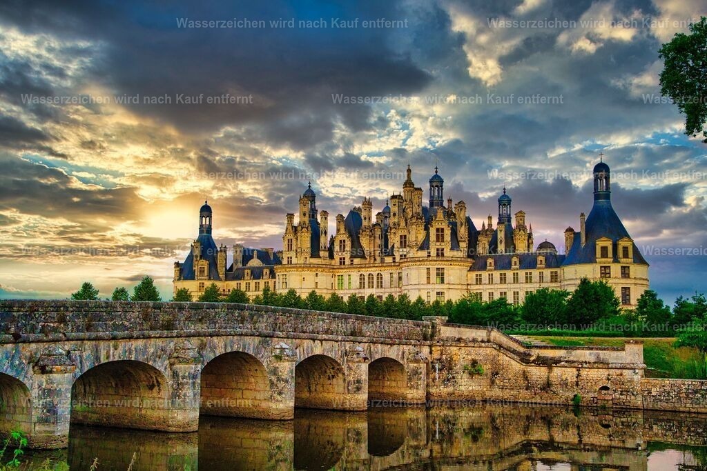Frankreich - Blick auf Chateau de Chambord - Château de Chambord - im Loiretal | Schloss Chambord  (Château de Chambord) ist das größte Schloss des Loiretales in Frankreich. Es liegt ca. 15 Kilometer östlich von Blois in einem ausgedehnten früheren Jagdgebiet. Der Renaissancebau wurde in der ersten Hälfte des 16. Jahrhunderts unter König Franz I. als Prunk- und Jagdschloss bei Chambord errichtet und gilt als das prächtigste aller Loireschlösser. - Realisiert mit Pictrs.com
