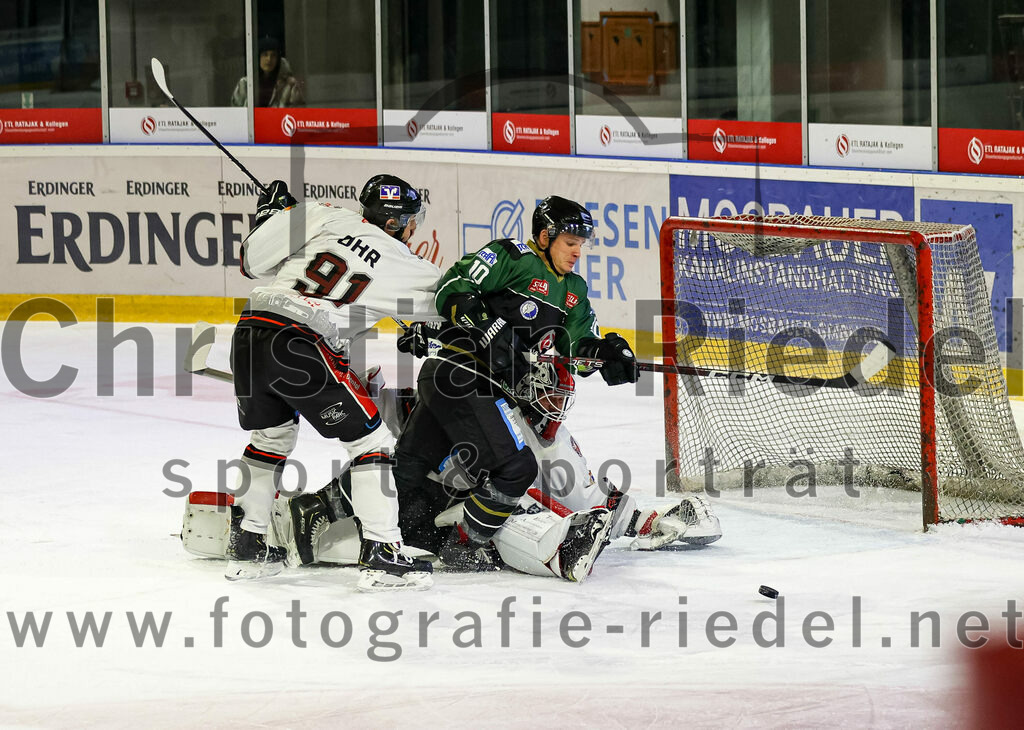 2022-09-30_129_TSV_Erding_gegen_EV_Dingolfing | Erding, Deutschland, 30.09.2022:
Eishockey, Bayernliga 2022 / 2023, Testspiel, TSV Erding gegen EV Dingolfing, Endergebnis: 3:4

Max Ohr (EV Dingolfing, #91), Marc Barchmann (Erding Gladiators, #10), Torwart Dennis Jedrus (EV Dingolfing, #1)

Foto: Christian Riedel / fotografie-riedel.net