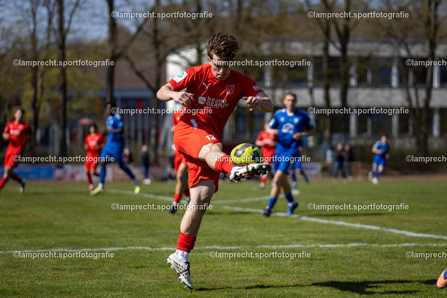 Fußball I Junioren I Saison 2025-2026 I DFB-Nachwuchsliga I 8. Spieltag I JFV Lübeck - 1. FC Magdeburg 39 | Yannic Tiessen (12, JFV Lübeck) - Realisiert mit Pictrs.com