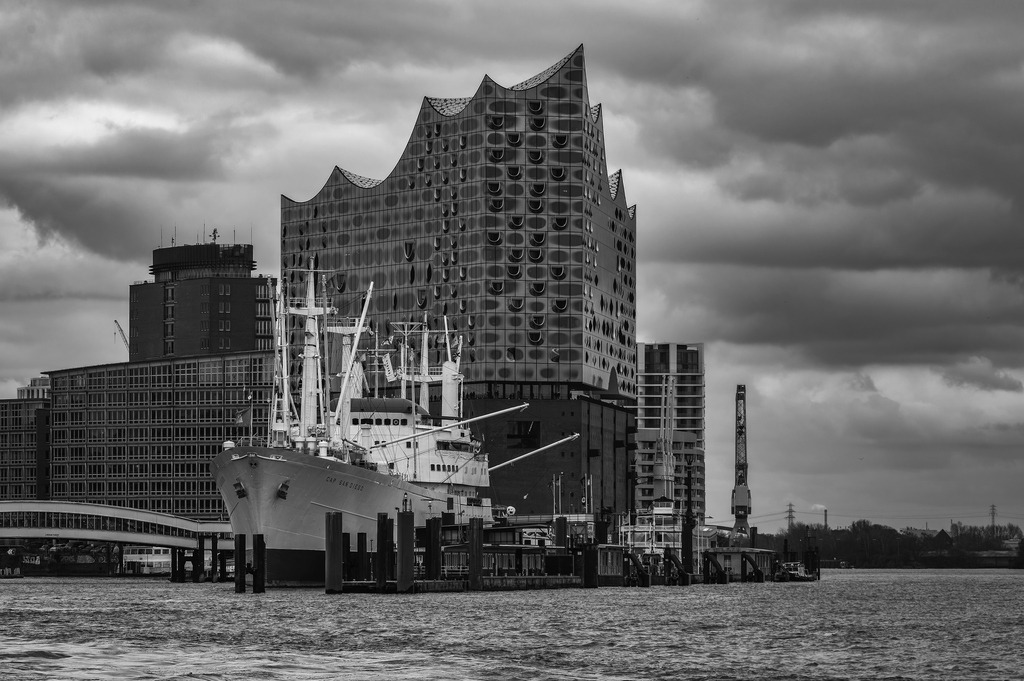 2025_03_12_HH-LANDUNGSBRUECKEN+HOLZHAFEN_MCP6546 sw | Hochwertig gedruckte Fotografien für die Wand, als Kalender und zum Verschenken. Hamburg & Norddeutschland und überall wo ich mit der Kamera unterwegs war.
