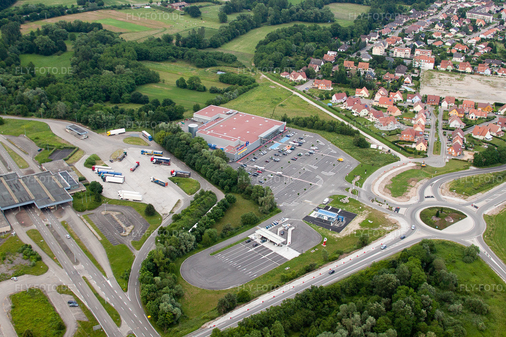 Luftbild: Lauterbourg, der neue Carrefour Supermarkt in Lauterbourg im Bundesland Bas-Rhin in Frankreich. Foto: IMG_28731.jpg vom 14.06.2010 durch Werner Riehm/FLY-FOTO.de