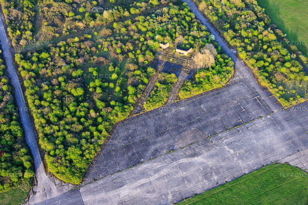 Aerial view: Parking position at the former military airfield Grostenquin in Grostenquin in the state Moselle, France. – Photo: IMG_154348.jpg taken on 04/17/2026 by Werner Riehm/FLY-FOTO.com – Resolution of the original: 5280 x 3522 px