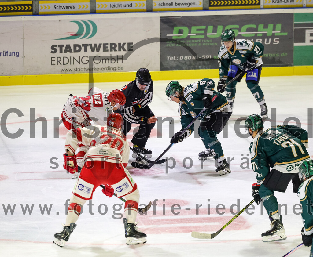 2025-09-12_080_TSV_Erding_gegen_EV_Landshut | Erding, Deutschland, 12.09.2025:Eishockey, Oberliga Süd 2025 / 2026, Testspiel, TSV Erding gegen EV Landshut, Endergebnis: 4:6Lukas Gaus (EV Landshut, #23), Maximilian Oswald (Erding Gladiators, #6)Foto: Christian Riedel / fotografie-riedel.net