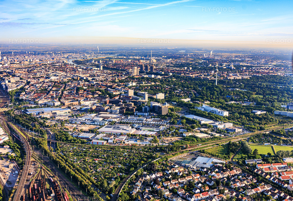 Luftbild: Gewerbegebiet Fahrlach von Südosten im Ortsteil Schwetzingerstadt in Mannheim im Bundesland Baden-Württemberg in Deutschland. – Foto: IMG_157185.jpg vom 18.06.2026 durch Werner Riehm/FLY-FOTO.de – Auflösung des Originals: 5656 x 3871 px