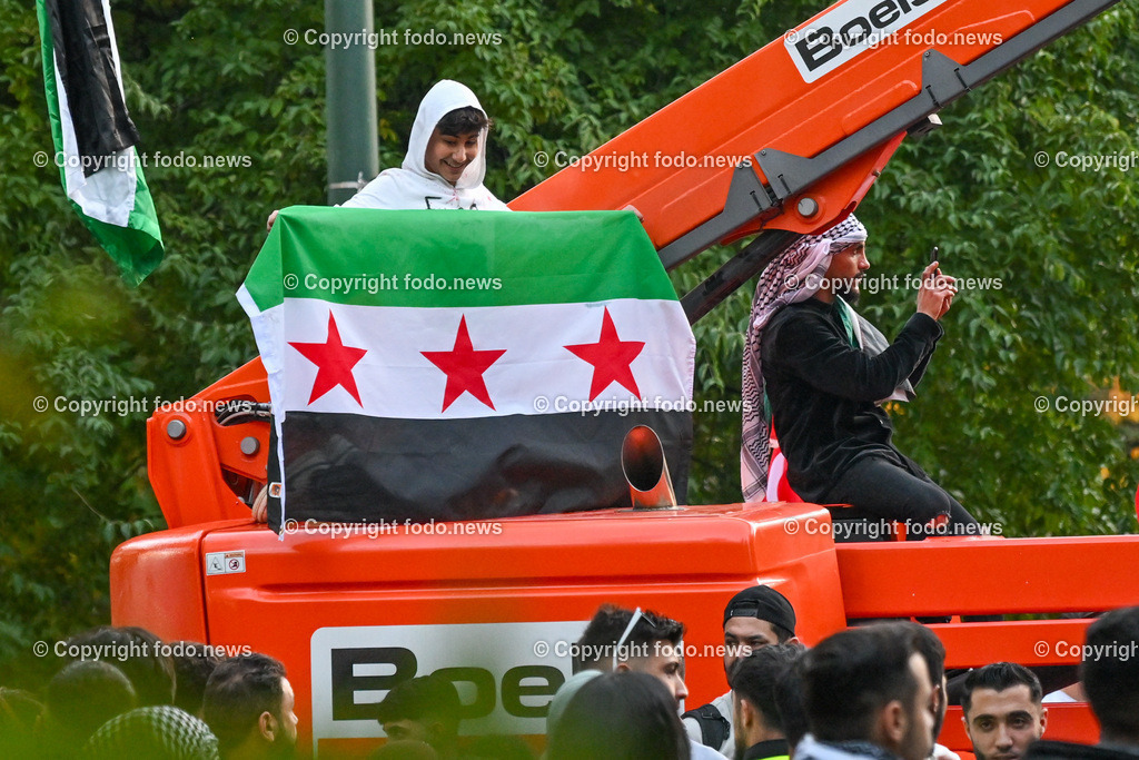 Demonstration_ Paleastina_ Linz_ 22.10.2023-75 | 22.10.2023, Linz, AUT, Demonstration Paleastina in Linz Volksgarten, im Bild Palästina, Gaza, Demoteilnehmer, Teilnehmer, Kundgebung, Plakate, Fahnen, Polizei, Beamte, Polizeifahrzeuge, Einsatzkraefte