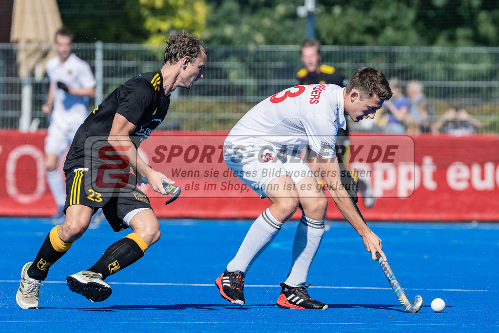 HK_20231001_104913 | 1.Bundesliga Herren Crefelder HTC - Harvestehuder THC am 1.10.2023 CHTC, Krefeld , Spooner Nicholas ( Harvestehuder THC #23 ) , Schröder Mika ( Crefelder HTC #33 )