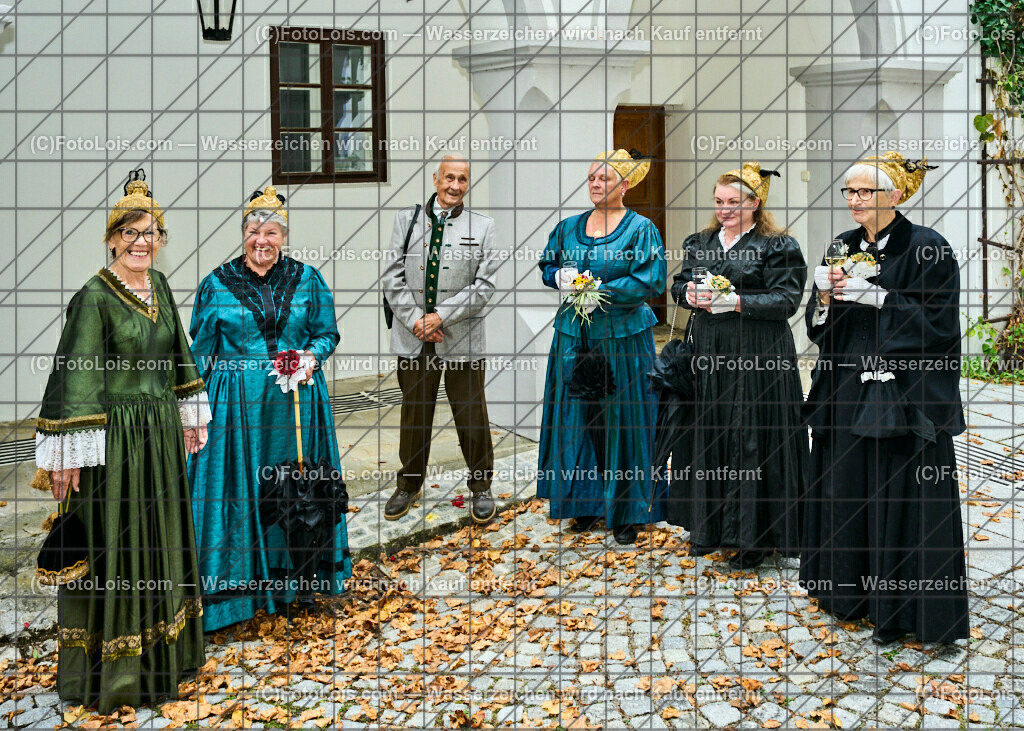 ALP3305_Jeanne de Ferrette_Goldhaubengruppe | (C)FotoLois.com, Alois Spandl, 700stes Hochzeitsjubiläum - Albrecht II. mit Johanna von Pfirt in Thann (FR) im März 2024. Empfang des Organistionskommitees aus der Region Ferrette (Pfirt)/Thann aus dem Elsass mit Empfang durch die Stadtgemeinde und Bezirkshauptmannschaft Scheibbs im Schloss Scheibbs und anschließender Kranzniederlegung in der Kartausenkirche über der Krypta des Gründerehepaares durch Mitglieder des Templer Ordens im Beisein von Mitgliedern der Goldhaubengruppen, Fr 22. September 2023.