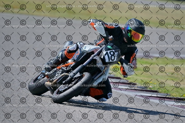 26BT02-0932 | markuskiefer.com - Realisiert mit Pictrs.com