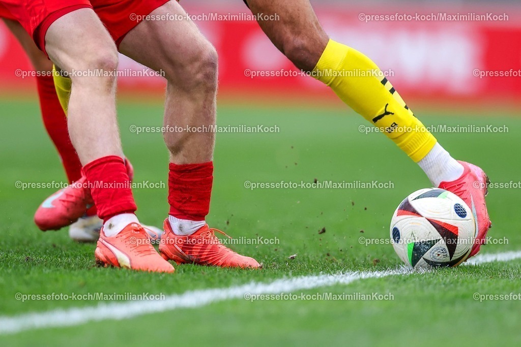 BVBII01032501038 | 2025.03.01, Fußball, 3.Liga, Borussia Dortmund II - Rot-Weiss Essen, Stadion Rote Erde, Saison 2024 2025: Feature Zweikampf Zweikampfszene Symbolisch Symbolfoto Symbolbild