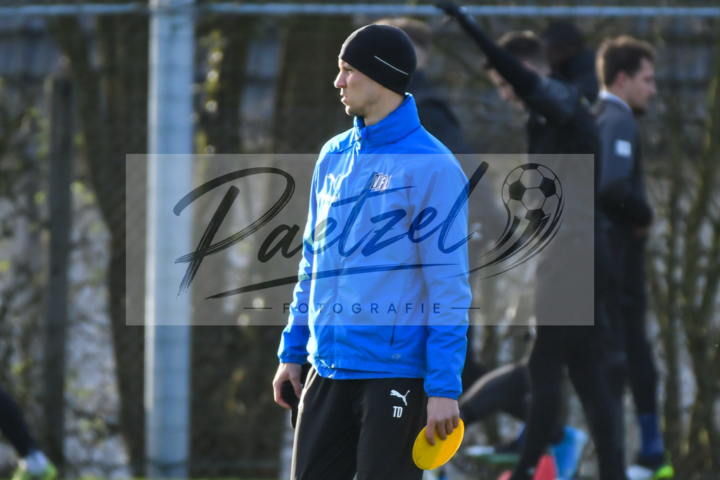 20200215_TRAOSN_0001 | Fussball, Herren: Co-Trainer Tim Danneberg (VfL Osnabrueck) schaut waehrend der Trainingseinheit des VfL Osnabrueck im Sportpark Illoshoehe am 15.02.2020 in Osnabrueck, Deutschland. - Realisiert mit Pictrs.com