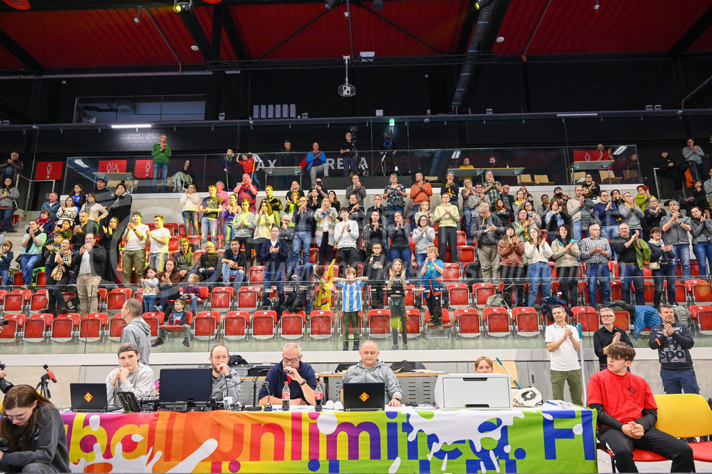 HC Rychenberg vs Floorball Köniz - 18. Dezember 2022 | HC Rychenberg vs Floorball Köniz
AXA Arena, Winterthur
Standing ovation für die Schiedsrichterinnen Sandra Zurbuchen und Corina Wehinger, die ihre Karriere heute nach 17 Jahren beenden.
Bild: Sportfotografie Markus Aeschimann | www.markus-aeschimann.ch - Realisiert mit Pictrs.com