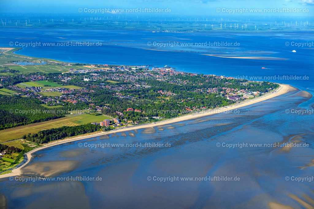 Föhr_Wyk_ELS_0817300523 | WYK AUF FöHR 30.05.2023 Ortsansicht von Wyk mit Wohnhäusern an der Nordseeküste auf Föhr im Bundesland Schleswig-Holstein. Weiterführende Informationen bei: Föhr Tourismus GmbH. // Townscape Wyk with houses on the seacoast of North Sea on Foehr island in the state Schleswig-Holstein. Further information at: Foehr Tourismus GmbH. Foto: Martin Elsen