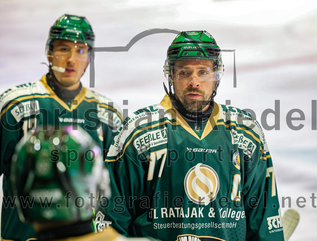 2025-11-25_048_TSV_Erding_gegen_EHF_Passau_Black_Hawks | Erding, Deutschland, 25.11.2025:Eishockey, Oberliga Süd 2025 / 2026, 20. Spieltag, TSV Erding gegen EHF Passau Black Hawks, Endergebnis: 2:3 n.V.Björn Salhi (Erding Gladiators, #13), Philipp Michl (Erding Gladiators, #77)Foto: Christian Riedel / fotografie-riedel.net