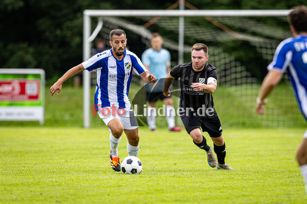 SV Polling gegen SV Planegg-Krailing | Fußball Herren Bezirksliga Oberbayern Süd 2025/26 1. Spieltag, SV Polling gegen SV Planegg-Krailing, 20250727,Zweikampf, 2025-07-27 in Polling (Sportplatz Polling), Mario SIMIC (SV Planegg-Krailing 25), Maximilian BAUMGARTNER (SV Polling Kapitän 11), Copyright: WolfgangxLindner www.foto-lindner.de