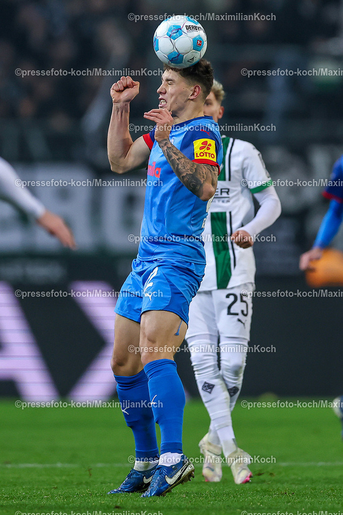 BMG14122401067 | 14.12.2024, Fußball, Borussia Mönchengladbach - Holstein Kiel, 1. Fußball Bundesliga, Borussia-Park, Saison 2024 2025: Nicolai Remberg (Kiel #22)DFB regulations prohibit any use of photographs as image sequences and or quasi-video.