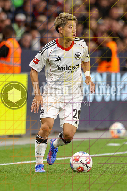 Bayer 04 Leverkusen vs Eintracht Frankfurt - Bundesliga  | Leverkusen, Deutschland, 12.09.25:   Ritsu Doan (Eintracht Frankfurt) in Aktion am Ball, Einzelaktion waehrend des Spiels der Bundesliga zwischen  Bayer 04 Leverkusen vs Eintracht Frankfurt in der BayArena(Foto von Brauer-Fotoagentur / Adrian Schlueter)