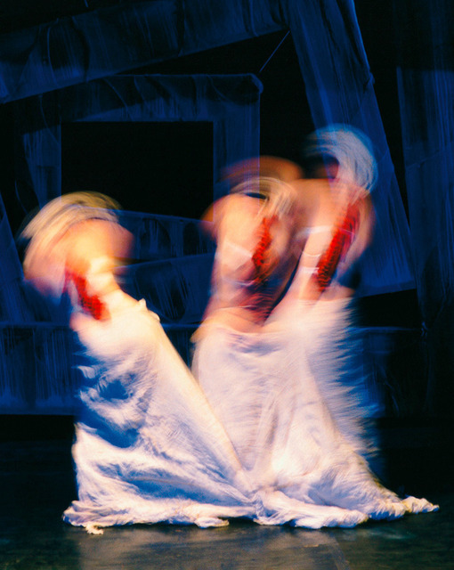 Minako Seki - Equinox Terminal | Konventionell aufgenommene Farb-Fotografie auf hochempfindlichen Film von Fuji, hochauflösend digitalisiert für großformatige FineArtPrints, im „Antagon“ Theater in Frankfurt am Main im 1997 Jahr, Butoh Tänzerin Minako Seki: http://minakoseki.com/
Conventionally taken color photography on Fuji high speed film, high resolution digitized for large format FineArtPrints, at the "Antagon" Theater in Frankfurt am Main in 1997 year, Butoh dancer Minako Seki: http://minakoseki.com/
 - Realisiert mit Pictrs.com