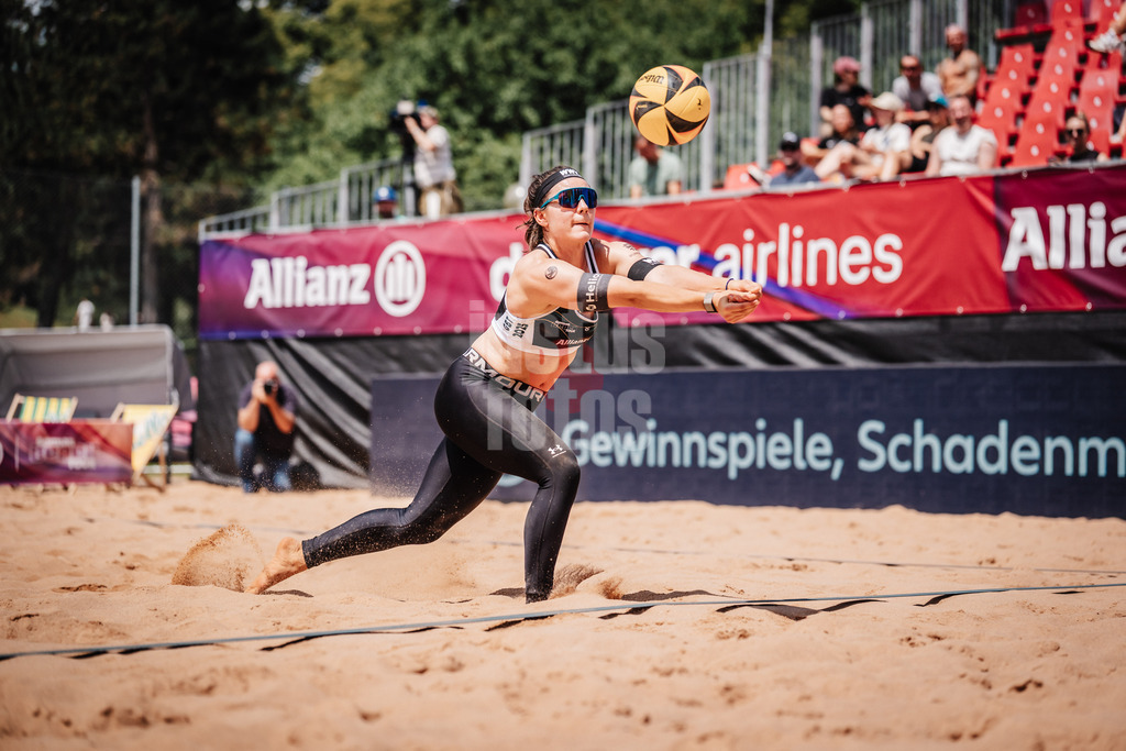 Beachvolleyball | Frauen | Allianz German Beach Tour 2025 | Tourstop München | 11.07.2025 | Anna-Lena Grüne springt zum Ball