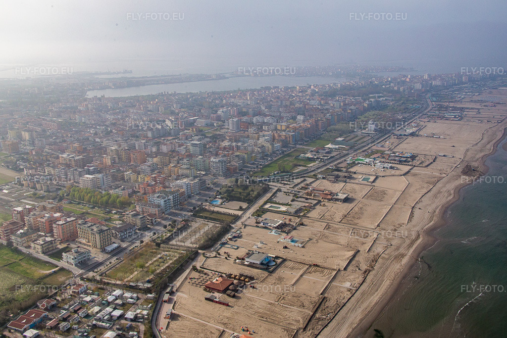 Vue aérienne: Sottomarina di Chioggia à Chioggia dans le département Vénétie, Italie. Photo: IMG_087414.jpg prise le 06/04/2016 par Werner Riehm/FLY-FOTO.eu – Résolution de l'original: 5326 x 3551 px