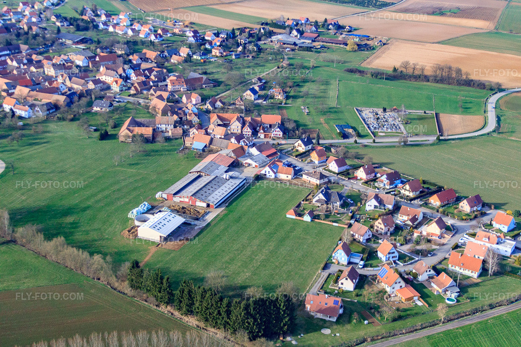 Aerial view: View of the town from the south in Mietesheim in the state Bas-Rhin, France. – Photo: IMG_38673.jpg taken on 03/20/2011 by Werner Riehm/FLY-FOTO.com – Resolution of the original: 4752 x 3168 px