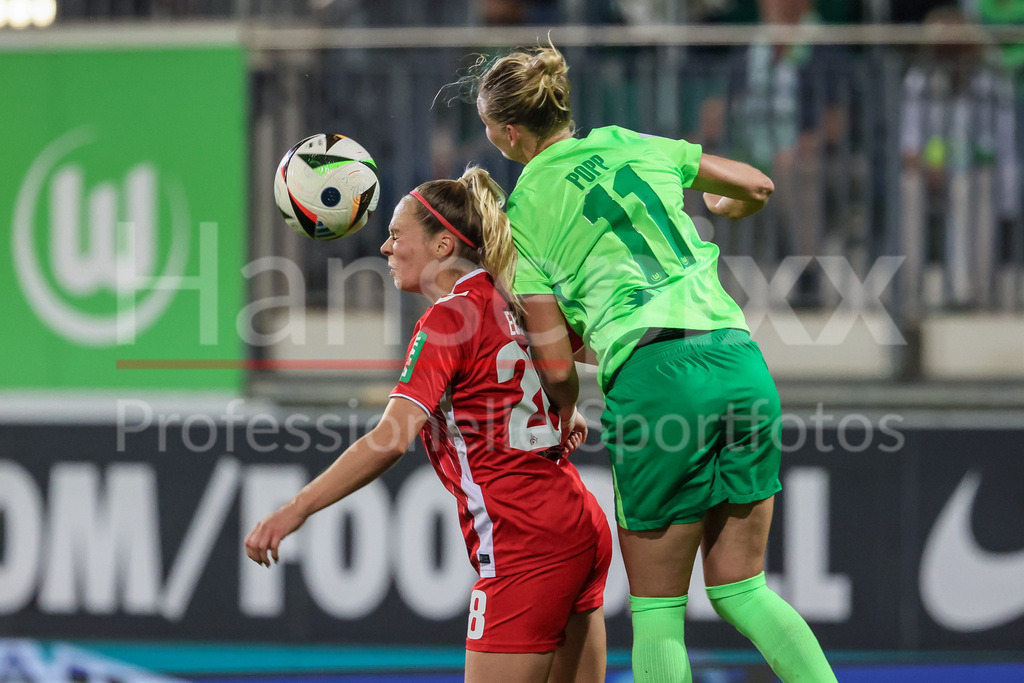 Fussball, Google Pixel Frauen-Bundesliga, VfL Wolfsburg - 1. FC Köln | v.li.: Janina Hechler (1. FC Köln, 28) und Alexandra Popp (VfL Wolfsburg, 11) im Kopfballduell, Kopfball, Zweikampf, Action, Aktion, Spielszene, DIE DFB-RICHTLINIEN UNTERSAGEN JEGLICHE NUTZUNG VON FOTOS ALS SEQUENZBILDER UND/ODER VIDEOÄHNLICHE FOTOSTRECKEN. DFB REGULATIONS PROHIBIT ANY USE OF PHOTOGRAPHS AS IMAGE SEQUENCES AND/OR QUASI-VIDEO.