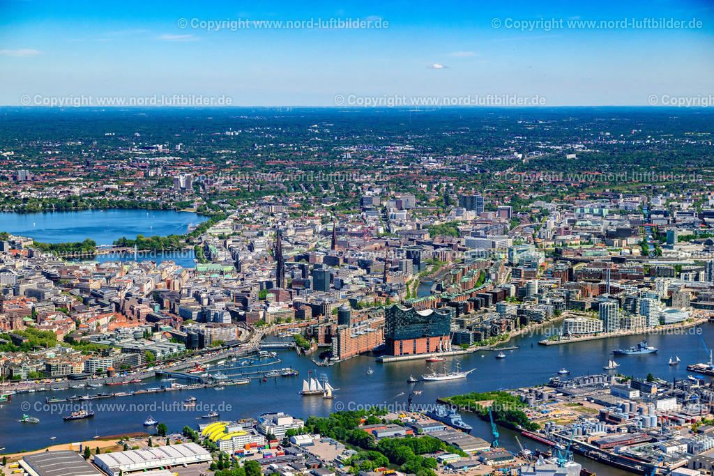 Hamburg_Hafengeburtstag_Elbphilharmonie_ELS_7117090525 | HAMBURG 09.05.2025 Auslaufparade Hamburger Hafengeburtstag in Hamburg, Deutschland. // Parade Harbor Birthday in Hamburg Germany. Foto: Martin Elsen