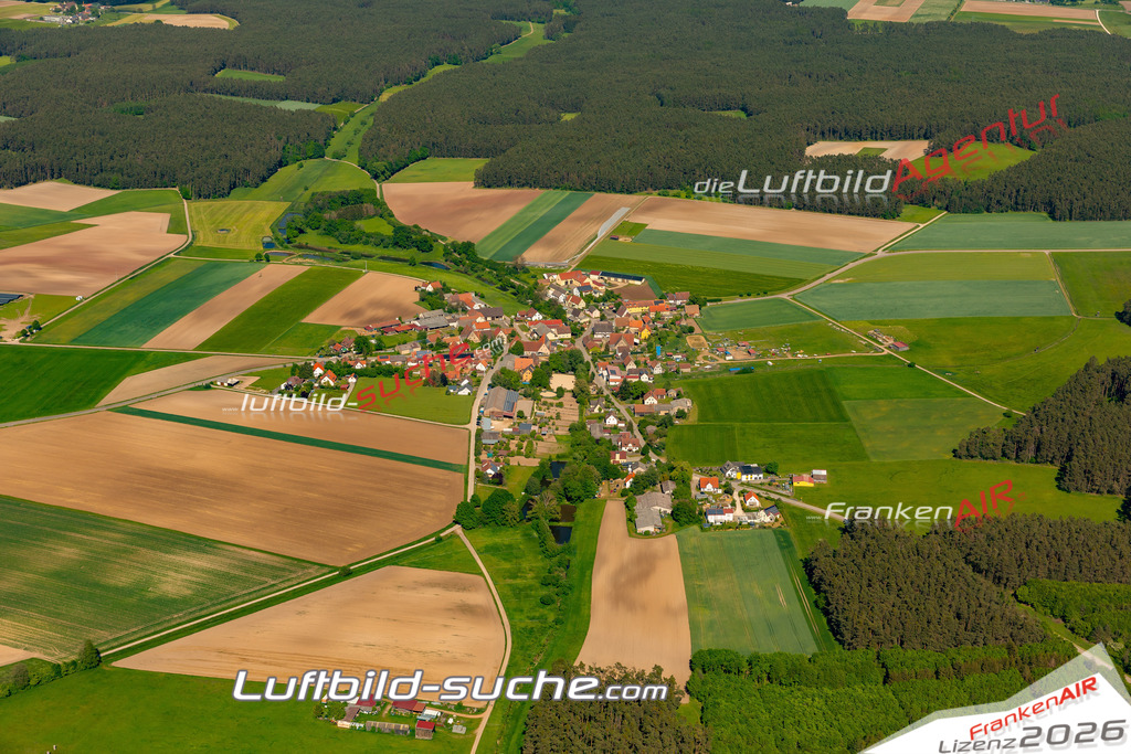 Das Luftbild zeigt : Ebersbach Abenberg - Die Luftaufnahme wurde 2024 vom UL-Flugzeug aus erstellt ( keine Drohne ) - Hochauflösende Luftaufnahme - Für grossformatige Ausdrucke geeignet. Die Geschenkidee !Mit Lizenz und Bildrechte bestellbar