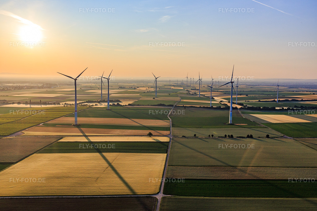 Luftbild: Windpark Offenbach der Fa. Pfalzwind von Westen am Morgen in Offenbach an der Queich im Bundesland Rheinland-Pfalz in Deutschland. Foto: IMG_148277.jpg vom 17.06.2025 durch Werner Riehm/FLY-FOTO.deFür noch mehr gute Energie - JUWI