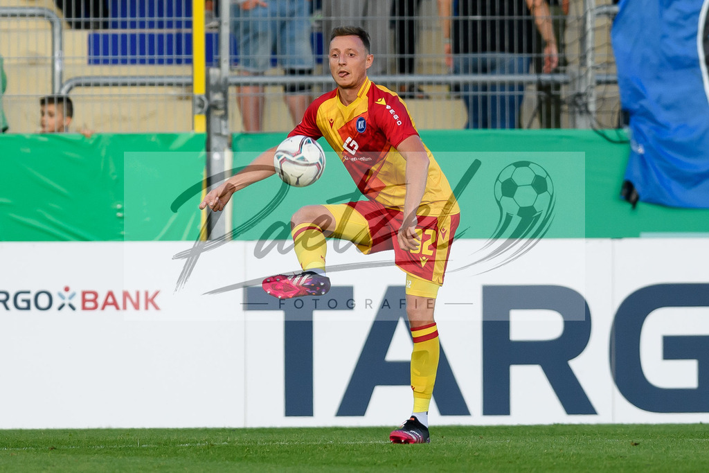 LOTKSC20210809_237 | Fussball, Herren: Robin Bormuth (Karlsruher SC) in Aktion, am Ball, Einzelaktion beim Spiel der 1. Runde im DFB-Pokal zwischen SF Lotte und Karlsruher SC im Stadion am Lotter Kreuz am 09.08.2021 in Lotte, Deutschland.DFB / DFL REGULATIONS PROHIBIT ANY USE OF PHOTOGRAPHS AS IMAGE SEQUENCES AND/OR QUASI-VIDEO. - Realisiert mit Pictrs.com