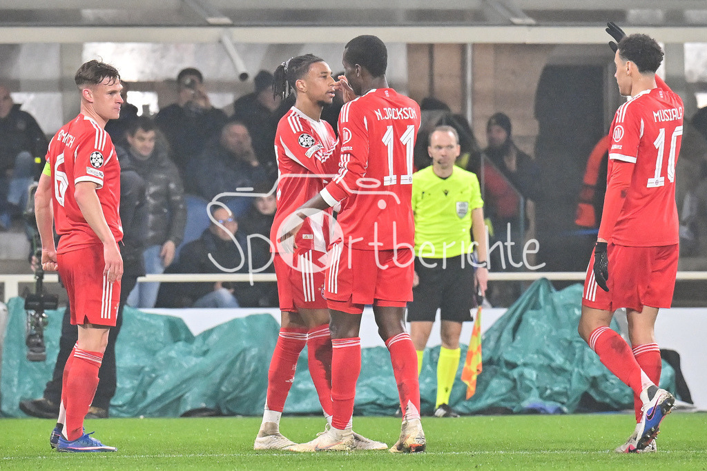 Atalanta Bergamo - FC Bayern München | BERGAMO, ITALY - 10. MARCH: Bayern Munich celebrating the goal to makes 0-5 by Michael OLISE (FC Bayern Munich 17) Tor / Torschuetze / Freude / Happy during the UEFA Champions League match between Atalanta Bergamo vs. FC Bayern Munich on first leg of round of 16 at New Balance Arena