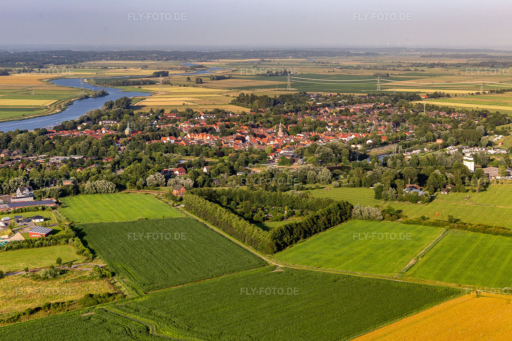 Luftbild: Stadtansicht an der Treene von Westen in Friedrichstadt im Bundesland Schleswig-Holstein in Deutschland. Foto: IMG_0007271.jpg vom 16.07.2021 durch Werner Riehm/FLY-FOTO.de