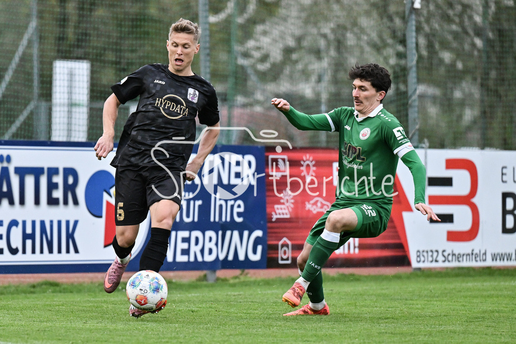 VfB Eichstätt - TSV Schwaben Augsburg | EICHSTÄTT, GERMANY - 14. APRIL: im Duell Matthias OSTRZOLEK (TSV Schwaben Augsburg 6) und Jonas FRIES (VfB Eichstätt 22) während dem Match zwischen dem VfB Eichstätt und dem TSV Schwaben Augsburg am 19. Spieltag der Regionalliga Bayern im Hirsch Sportpark