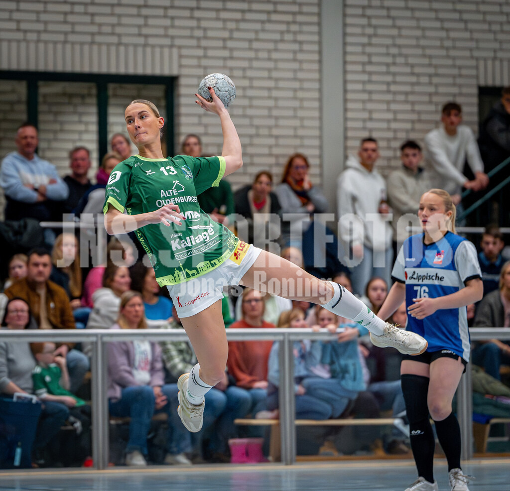 Handball I Frauen I Saison 2025-2026 I 3. Liga Staffel Nord I 10. Spieltag I SC SFN Vechta - HSG Blomberg-Lippe II I 0532 | Wurf aufs Tor Nele Wessels (13, SC SFN Vechta) - Realisiert mit Pictrs.com